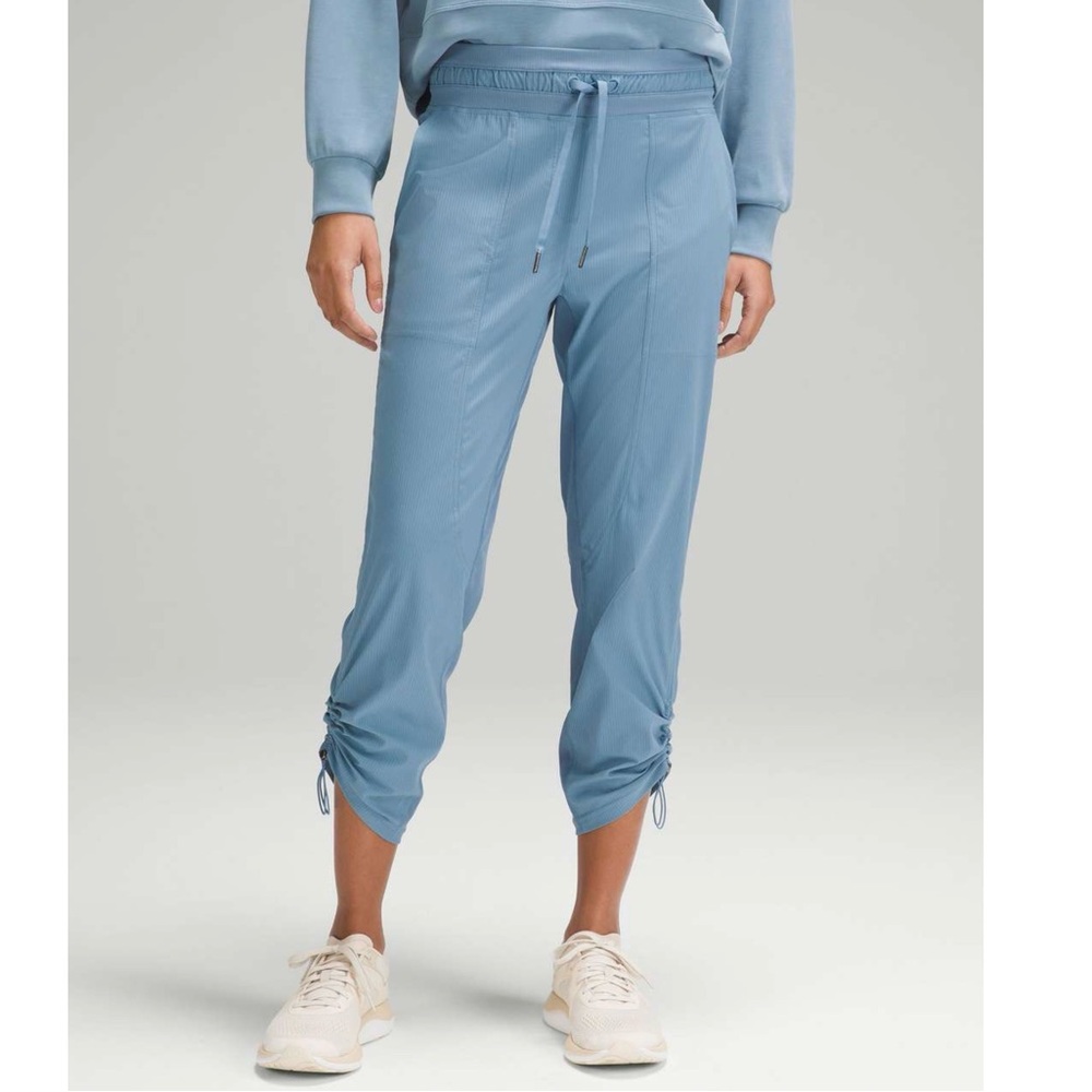 Lululemon Dance Studio Mid-Rise Cropped Pant in Utility Blue size 8 LIKE NEW